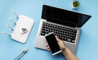 vista-superior-del-enrutador-wi-fi-con-computadora-portatil-y-telefono-inteligente-de-mano vista-superior-del-enrutador-wi-fi-con-computadora-portatil-y-telefono-inteligente-de-mano
